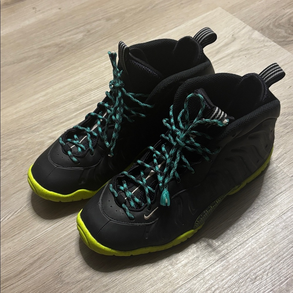 Nike Foamposite Size 5 youth